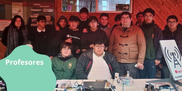 Docente impartiendo clase